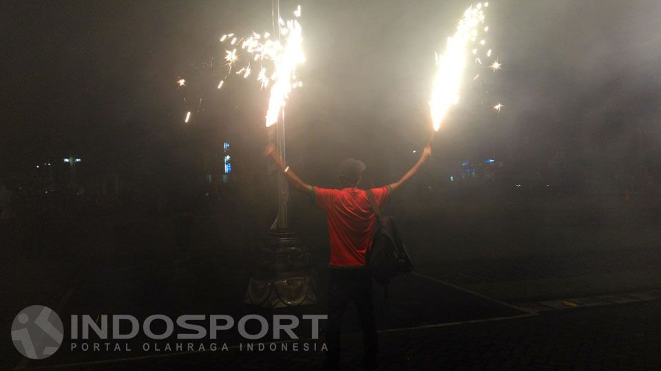 Penyalaan flare dan kembang api usai nonbar di Pendapi Gedhe Balaikota Solo. Copyright: &copy; Beny Rahardjo/INDOSPORT
